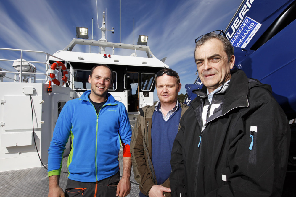 Aleksander Olsen og Frode Holmvåg i Cermaq Nordland var svært fornøyd med nybåten, som ble overlevert av daglig leder Tom Skotnes i Folla Maritime Service AS.